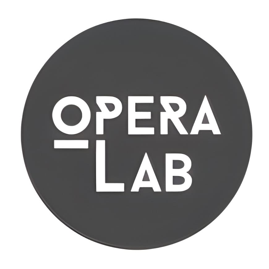 RŽf arhiva: Кружни црни лого са речима OPERA LAB исписаним подебљаним, белим, модерним фонтом, где је слово О у речи OPERA одвојено од остатка речи хоризонталном белом линијом.