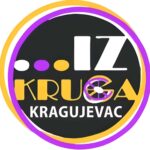 RŽf arhiva: Кружни лого са текстом „ИЗ КРУГА КРАГУЈЕВАЦ“ у белој и жутој боји на црној позадини, наглашен љубичастим, жутим и белим круговима. Слово „Г“ у „КРУГА“ је стилизовано дизајном точка.